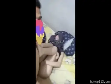 Cewek Keliatan Kepaksa Kontol Gede Masuk Lobang Sempit