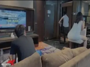 Ngentot Istri Teman Pas Dia Pergi Kontol Brutal