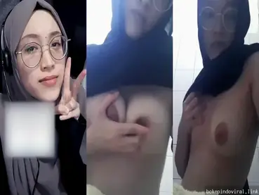 Ukhti Kacamata Pamer Toket Sampe Lobang Indo Basah